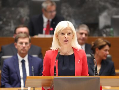 Nagrada za kršenje zakona: Klampferjeva bo vodila ministrstvo