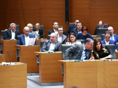 Vprašanja Golobu: Okupacija RTVS, plače SDH, Magna in nasilni otroci