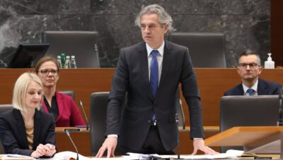 Plače funkcionarjev: Šarec je višal za več kot Golobovih 600 evrov. Tudi Kučanu. A ni uspelo.