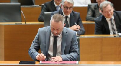 Po razkritju groženj s totalno vojno in vladnih diskreditacij zdravnikov, jim minister zdaj prijazno piše