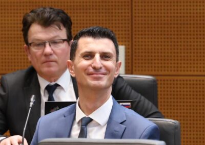 Koliko bodo poskočile plače pomembnim politikom Svobode?