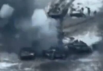 Ruski tanki, ki manevrirajo po minah pri Vuhledarju, velika rast žrtev med vojaki