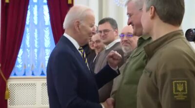 Biden v Kijevu: Prihaja 700 tankov, tisoče oklepnikov, še več Himarsov…