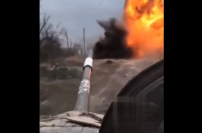 Je Tatarskega odstranil Putin ali Zelenski? Posnetek iz tanka, kako raketa uniči tank T-80BV pred njim