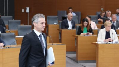 Več dela bi bil boljši odziv na katastrofo od več počitka opozarja premiera gospodarska zbornica