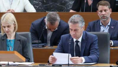Golob se brani, da je “čistil janšiste”, pri ruskih vohunih pa gre za halucinacije