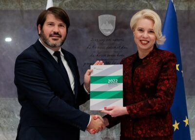 Lobnik “po domače” tiskal poročila Urški Klakočar Zupančič