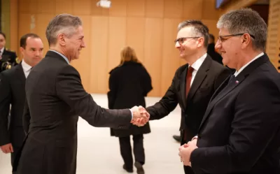 Pred ZDA, kamor gre zadnjič s Šarcem, Golob  poslanci o investicijskih podvigih in avtobusu