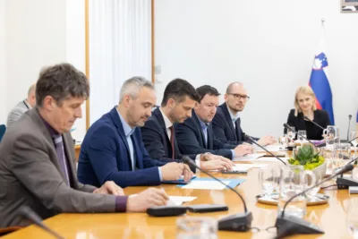 Vladi zgrmela sanacija 13.000 prenosnikov: Bo Golobu še žal za Pašek Šetinčevo?