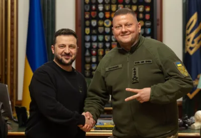 Rusi v Avdivki,  Zelenski zamenjal poveljnika vojske Zalužnija, laži ob Carlsonu