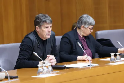 Svoboda in Levica, da bi se rešili pred polomom na EU volitvah, zahtevata hkratne referendume o pomoči pri samomorih, marihuani in volitvah strank