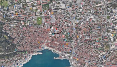 Steklo porezalo 24 mladih tujih turistov v Splitu