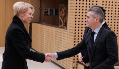 Golob v DZ o ljubimcih, poslanci o odstavitvi UKZ in pokojninah za Makarovičeve