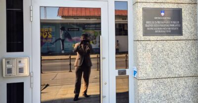 Pošte Hedvika ni prevzela. Si je pa najbrž mislila, da sem kriminalec.