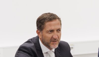 Boštjančič o božičnici le za javni sektor: “Sliši se to kar precej neverjetno.”