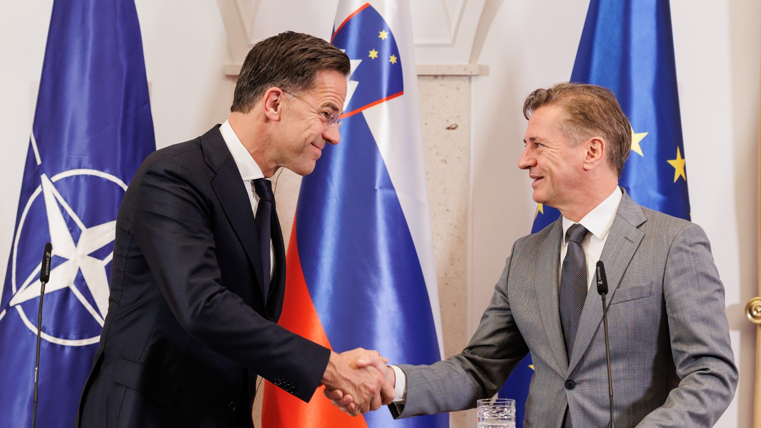 UMIK ZAUPNOSTI TIK PRED MENJAVO VLADE O MODRI ODLOČITVI MINISTROV ...