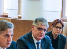 Pirc Musarjeva po obljubi Romov, da ne bodo več streljali, proti pozivom k oboroževanju in iskanju krivcev