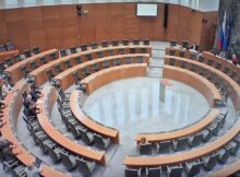 Klakočar Zupančičeva zaželela miren Božič skoraj povsem prazni dvorani